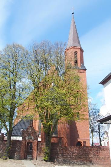Do najcenniejszych zabytków w kościele należą: obraz Serca Pana Jezusa, figury - Najświętszej Marii Panny i św.