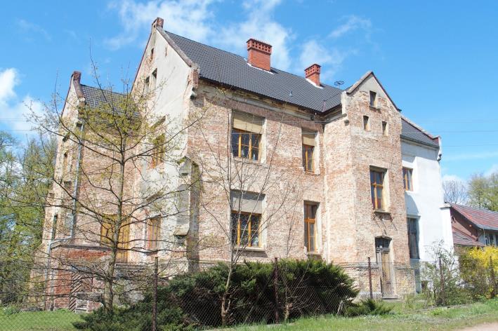 II. ZESPOŁY ZABUDOWY REZYDENCJONALNEJ Zespół dworsko - folwarczny w Dobieszowicach, ul. Kozielska 32 W 1857 r. właścicielem majątku w Dobieszowicach był hrabia Manfred von Seherr -Thoss.
