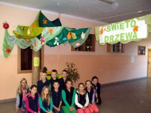 Przewodniczący Szkoły podstawowej i Gimnazjum, zasadzili swoje drzewka, które tradycyjnie otrzymają imiona tych uczniów. Łącznie zasadzono 5 jodełek i 7 sosen. Danuta Stokłosa Marek Zespół Szkół im.