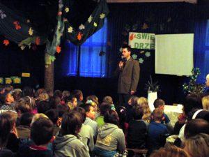 Szkolne Święto Drzewa obchodzono dnia 26.10.2012 roku.