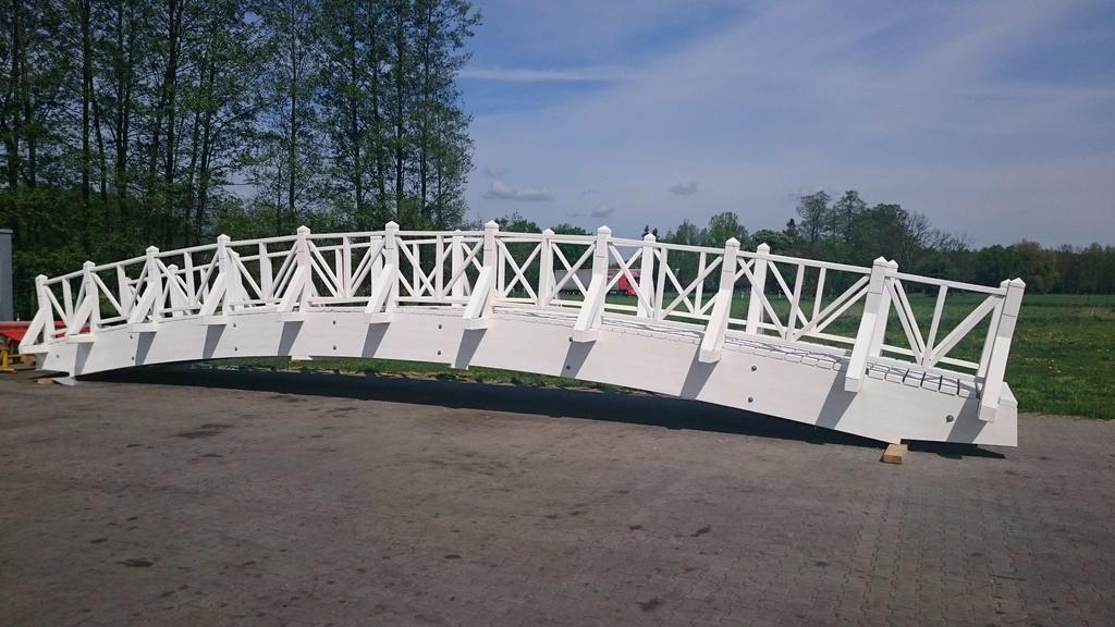 e) Emitent rozpoczął prace przy produkcji i montażu wiaty wystawienniczej na rzecz Stowarzyszenia Plecionkarzy i Wikliniarzy Polskich w Nowym