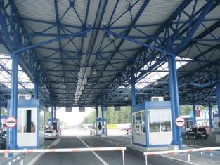 ZDJĘCIE 4 PRZYKŁAD WYKORZYSTANIA NOWOCZESNEGO SPRZĘTU DO KONTROLI GRANIC, PRZY JEDNOCZESNYM SKRÓCENIU CZASU OCZEKIWANIA NA PRZEKROCZENIE GRANICY po wprowadzeniu nowej infrastruktury i sprzętu na