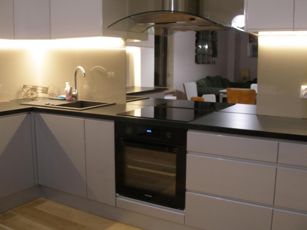 sur 146m2 et comprend : 1 salon avec véranda, 2 chambres, 2 salles de bains, 1 bureau et 1 cuisine/salle a manger ouverte sur salon.