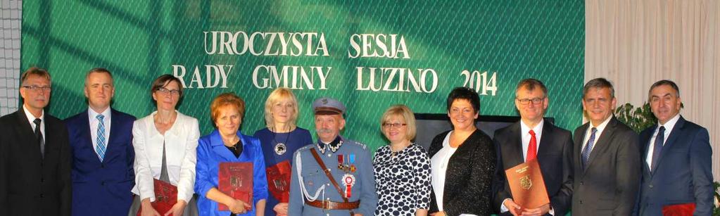 Podziękowanie i medal pamiątkowy otrzymali: 1.