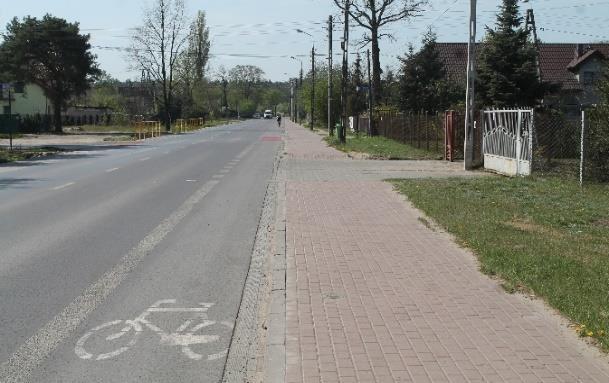 wydzielone pasy na jezdni (po obu stronach) powstał chodnik wraz z nakładką