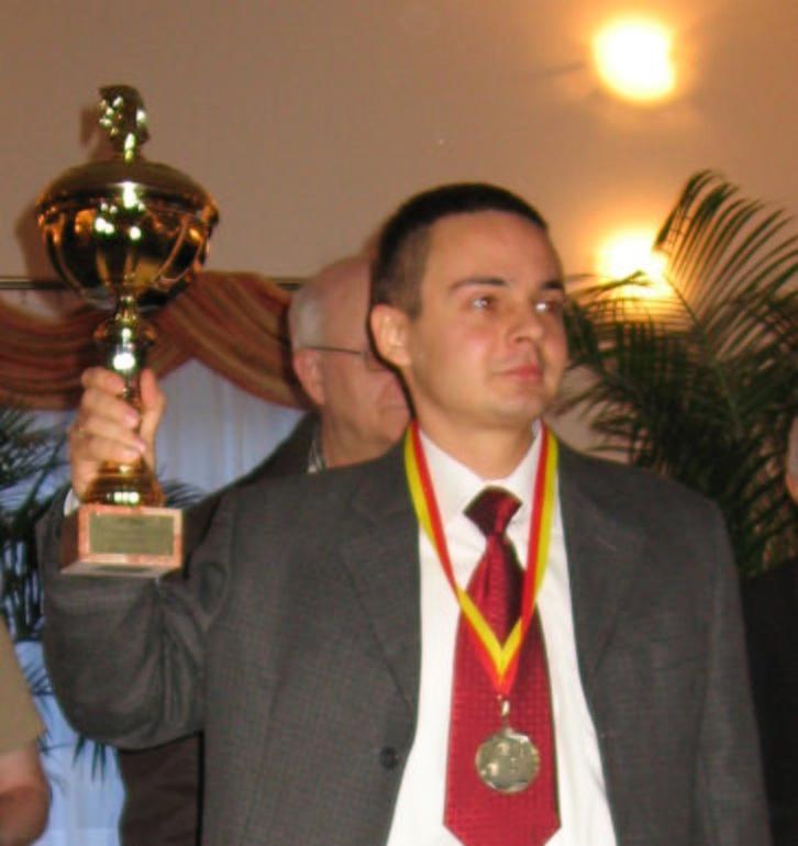 Biuletyn Problemistów Polskich (2007) 112 Piotr Murdzia z pucharem za I miejsce w ME B. Piliczewski, Z. Szczep, J. Stopa, P.