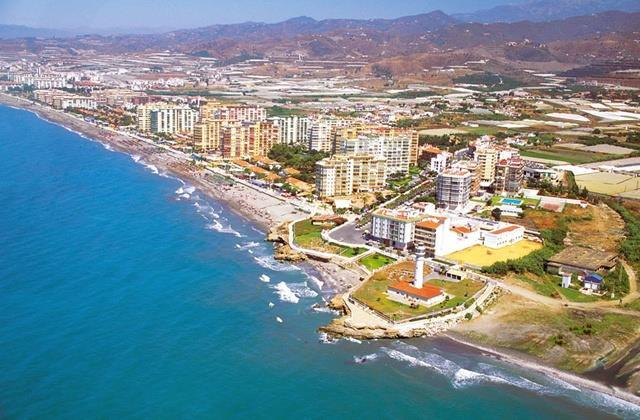 Torrox można podzielić na dwie części Torrox Pueblo, czyli część miasta od strony lądu i oddalone od centrum miasta Torrox Costa nad samym Morzem Śródziemnym.