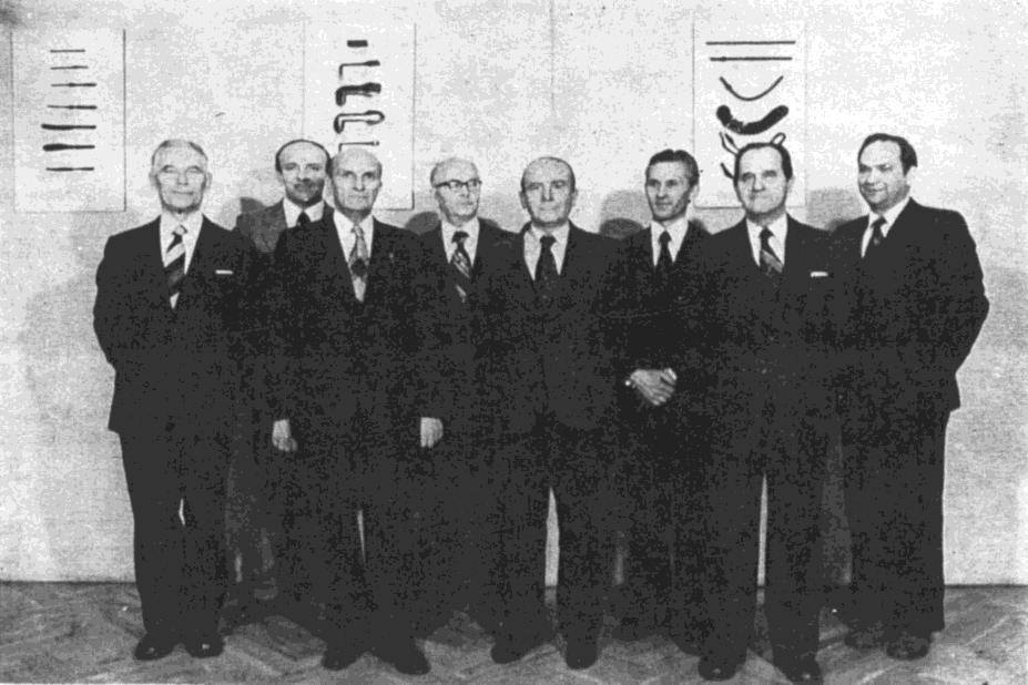 Rys.4. Członkowie kadry naukowej Zakładu Plastycznej Przeróbki Metali po utworzeniu Instytutu Metalurgii (1969 r.). Od lewej stoją: I rząd dr hab. Eugeniusz Wosiek, prof. dr Wacław Leskiewicz kier.