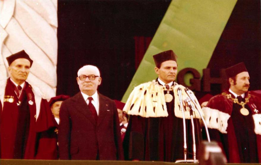 odtworzenia przed wejściem do głównego gmachu AGH spiżowych grup rzeźb górników i hutników (1979), symbolizujących zgodny trud tych ciężkich zawodów, polepszenia bazy dydaktycznej wydziału przez