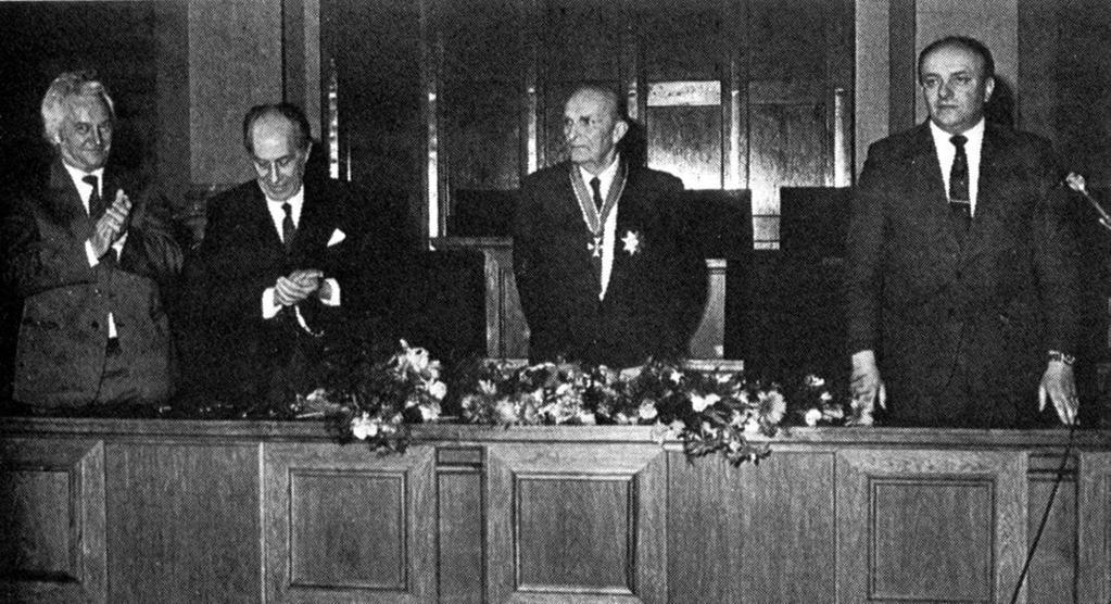Prezydium uroczystej akademii jubileuszowej z okazji 60-lecia założenia Akademii Górniczo-Hutniczej w Krakowie Hala Sportowa TS Wisła, 20.X.1979 r. Od lewej: prof. Wacław Leskiewicz przewod. Kom. Org.