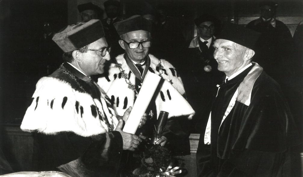 Komandorskim z Gwiazdą Orderu Odrodzenia Polski, wręczonym Jubilatowi przez mgr Tadeusza Salwę prezydenta Miasta Krakowa. Prof. W.