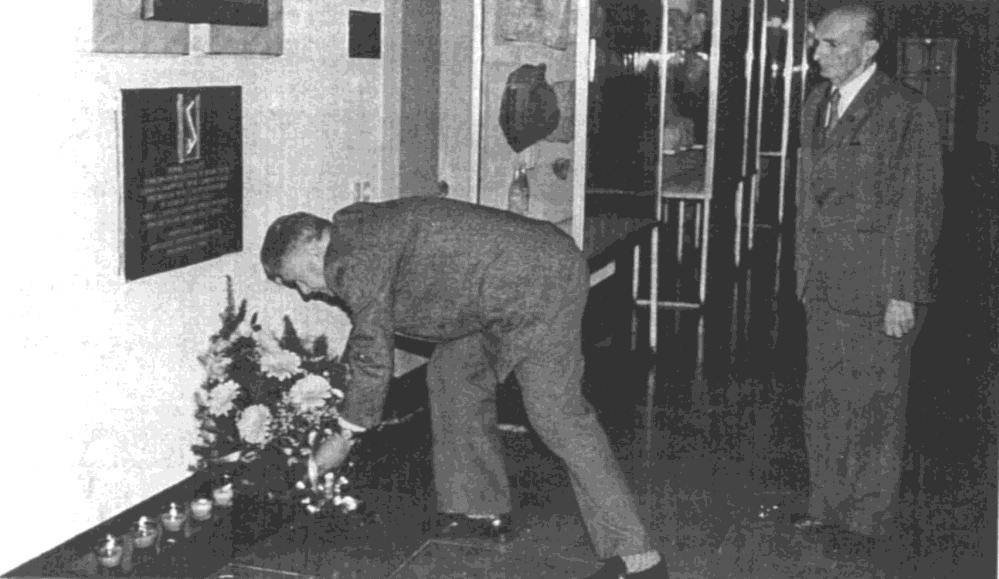 Rys.9. Składanie kwiatów w dniu 6.11.1989 roku pod tablicą upamiętniającą Sonderaktion Krakau. Od lewej: prof. Stanisław Kreczmer prorektor AGH, prof. Wacław Leskiewicz przewod.