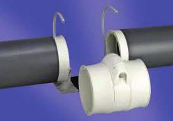 Make four holes with a suitable drill bit and secure the bracket using the plugs and screws included with the appliance.