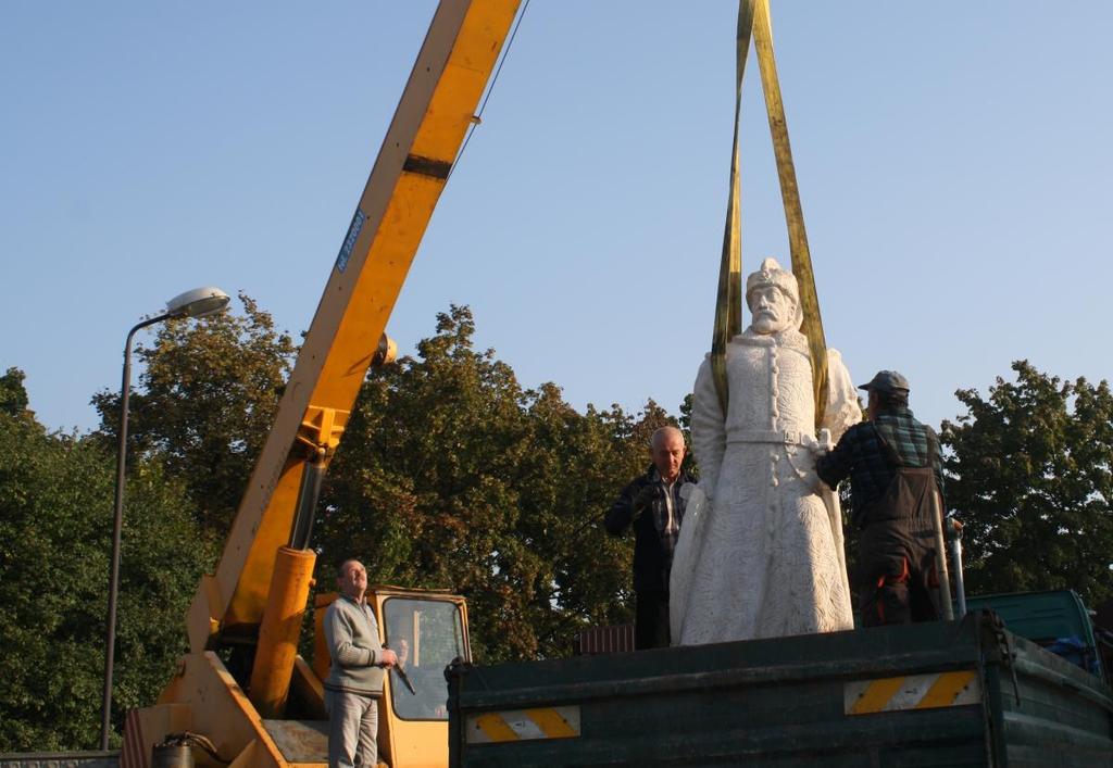 [7] 18 września 2014 roku - pomnik króla Stefana Batorego dotarł pod Zamek