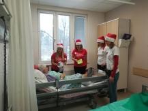 PIELĘGNIARSTWO 21 daniu histopatologicznym i wykonaniu niezbędnych badań uzupełniających odbywa się spotkanie zespołu wielodyscyplinarnego, na którym zostają zaplanowane etapy leczenia onkologicznego.