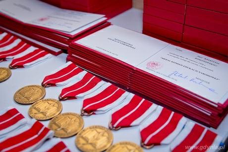 Medale KEN z rekomendacji Komisji Międzyzakładowej Pracowników Oświaty i Wychowania NSZZ Solidarność" w Gdyni otrzymali: Tomasz Rozdębski (Zespół Szkół nr 11), Andrzej Szczepańczyk (Zespół Szkół
