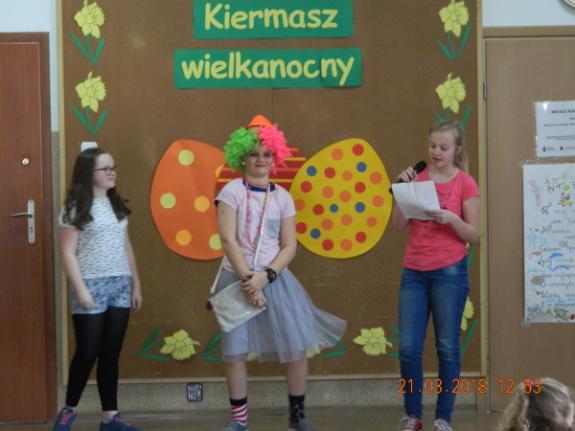 obejrzały dzieci z oddziałów zerowych oraz klas I - VI. Artyści swoim występem zapewnili wszystkim uczestnikom wiele radości.