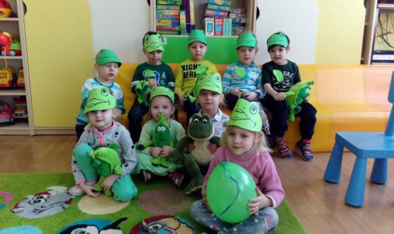 Dzień Kobiet 8 marca chłopcy z Samorządu Uczniowskiego odwiedzili wszystkie klasy, aby złożyć życzenia z okazji Dnia Kobiet.