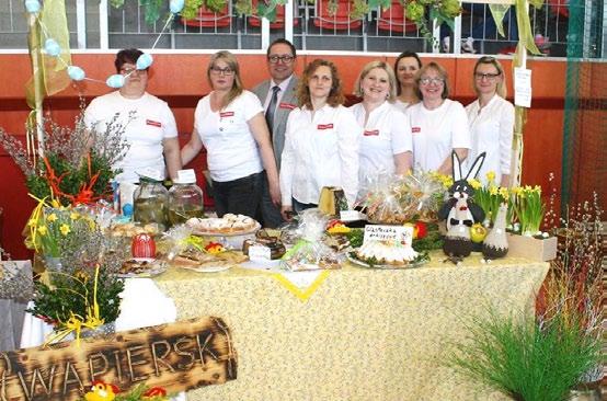 V Lidzbarski Jarmark Wielkanocny uroczyście otworzył Burmistrz Lidzbarka Maciej Sitarek w towarzystwie Starosty Pawła Cieślińskiego, Przewodniczącego Rady Miejskiej Pawła Ciesielskiego oraz