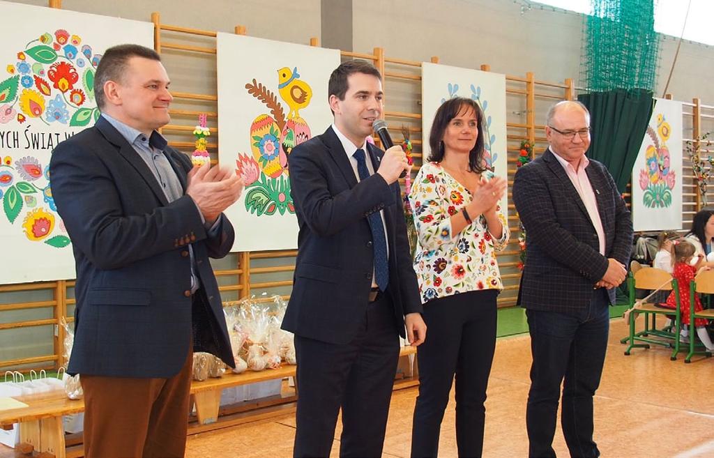 Warto wspomnieć, że nie brakowało atrakcji, przygotowanych specjalnie dla dzieci. W trakcie jarmarku dzieci uczestniczyły zajęciach plastycznych, gdzie w tzw.