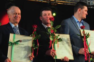 Kazimierz Dramiński w towarzystwie laureatów, wójta Gminy Płośnica, wójta gminy Iłowo i poseł Urszuli Pasławskiej Marek Lech sołtys wsi Gruszka został wyróżniony przez marszałka województwa