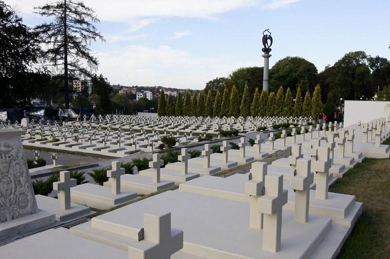 wokół wieży jest też sporo innych ciekawych zabytków a wśród nich dawny cmentarz Camposanto Camposanto - inaczej Święte pole, to nie tylko monumentalny cmentarz, ale również pewnego rodzaju skansen.