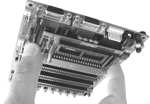 Wprowadzenie Moduł TOP0X stanowi rozszerzenie dla płyt EVB0X pozwalające na obsługę mikrokontrolerów rodziny w obudowach DIP0 z zewnętrzną pamięcią programu EPROM/FLASH w obudowie DIP lub DIP.
