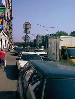 Fot. III.1. Szczyt komunikacyjny w centrum Łodzi Liczba zarejestrowanych samochodów w województwie łódzkim sukcesywnie rośnie.