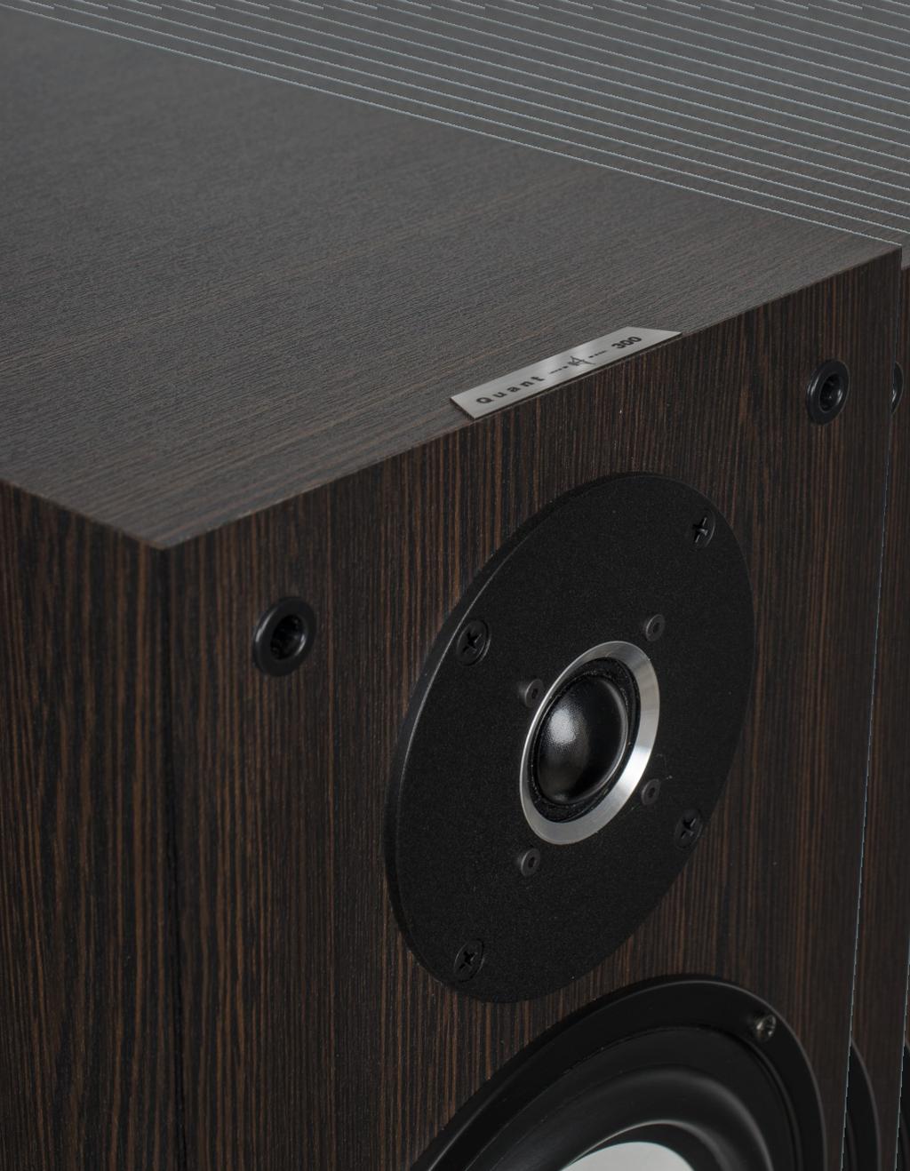 Dane techniczne: System - 3 drożny Rodzaj obudowy - hybrydowy Moc szczytowa - 600 W Moc muzyczna - 300 W Moc znamionowa - 150 W Zalecana moc wzmacniacza - 30-300 W Głośnik niskotonowy - 2x180 mm