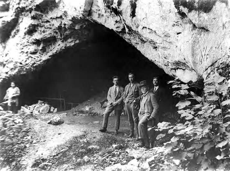 106 Oliva Kostrhun: Česká archeologie pod jhem nacismu ve světle Obr. 1. Josef Skutil, Franz Čupik, Jan Knies a Rudolf Zapomněl před jeskyní Pekárnou roku 1923. Fig. 1. Josef Skutil, Franz Čupik, Jan Knies and Rudolf Zapomněl in front of Pekárna Cave in 1923.