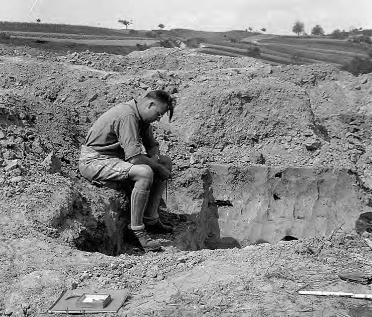 Archeologické rozhledy LXXI 2019 115 Obr. 8. Ředitel MZM Karl Hucke na archeologickém výzkumu. Fig. 8. Karl Hucke, director of the Moravian Museum, at the excavation.