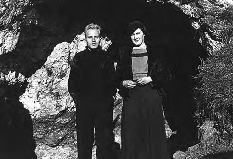 Archeologické rozhledy LXXI 2019 117 Obr. 10. Assien Bohmers s manželkou před jeskyní Weinberghöhle u Mauern v Bavorsku. Fig. 10. Assien Bohmers with his wife in front of the Weinberghöhle cave near Mauern in Bavaria.