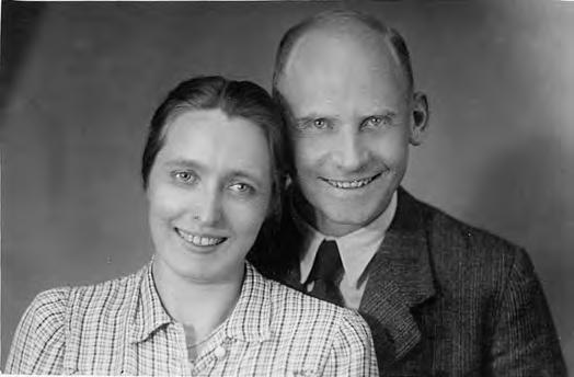 Archeologické rozhledy LXXI 2019 119 Obr. 12. Vedoucí ústavu Anthropos MZM Hermann Schwabedissen s chotí. Fig. 12. Head of the Anthropos-Institute, Hermann Schwabedissen, with his wife.