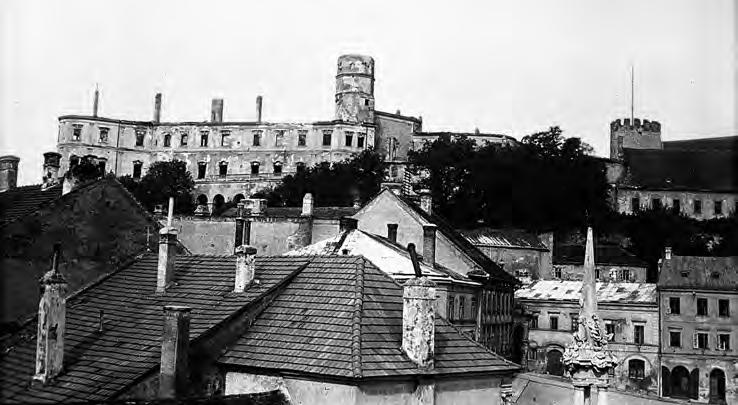 Archeologické rozhledy LXXI 2019 121 Obr. 14. Vypálený Mikulovský zámek roku 1945. Fig. 14. Mikulov Chateau burned in 1945. roku Huckem (Rataj Šolle Vencl 2003, 148).