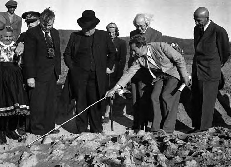 128 Oliva Kostrhun: Česká archeologie pod jhem nacismu ve světle Obr. 18. Lothar Zotz ukazuje presidentu Jozefu Tisovi svůj výzkum v Moravanech nad Váhom. Za Zotzem premiér Vojtech Tuka. Fig. 18. Lothar Zotz shows his research in Moravany nad Váhom to President J.