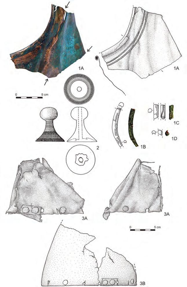 Archeologické rozhledy LXXI 2019 29 Obr. 2. 1 fragment bronzového pancíře z depotu Ivančice 4, A plech pancíře (šipky označují odběry vzorků 1 3), B D části olověné tyčinky z trubičkovitého okraje pancíře.