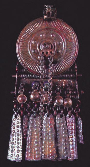 Archeologické rozhledy LXXI 2019 69 Fig. 1. Fibule-pectoral en bronze découverte en 1843 dans une tombe à Želenice près de Slaný, (Bohême) ; hauteur 17 cm ; V e siècle avant J.-C.