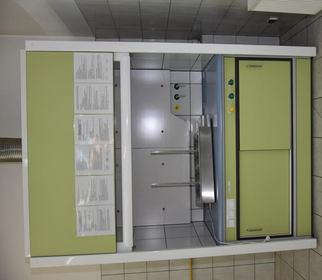Dygestorium szczelinowe wyposażone w wentylator 4 szt. Producent: Poll Lab Dygestoria wyposażone są w szafki wentylowane wyłożone anwidurem. Blat wykonany jako lity spiek ceramiczny.