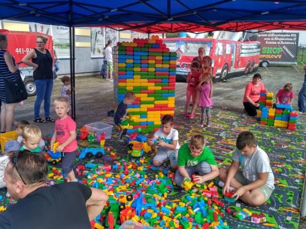 2. WARSZTATY KREATYWNE Z KLOCKAMI LEGO i MEGA KLOCKI Dzieci uwielbiają budować z