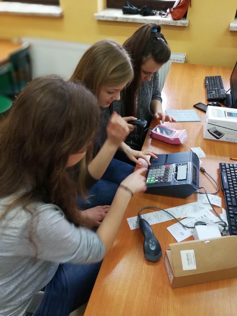 KURSY DLA UCZNIÓW W 2017 roku 178 uczniów uczestniczyło w kursach zleconych (kurs