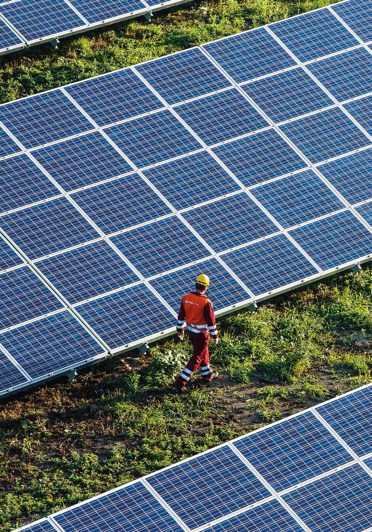 INNOWACYJNOŚĆ I ELEKTROMOBILNOŚĆ ENERGA, FARMA FOTOWOLTAICZNA W GDAŃSKU ENEA Odkrywanie i kreowanie nowych możliwości Enea Operator na bieżąco monitoruje wdrażane w obszarze dystrybucji technologie,