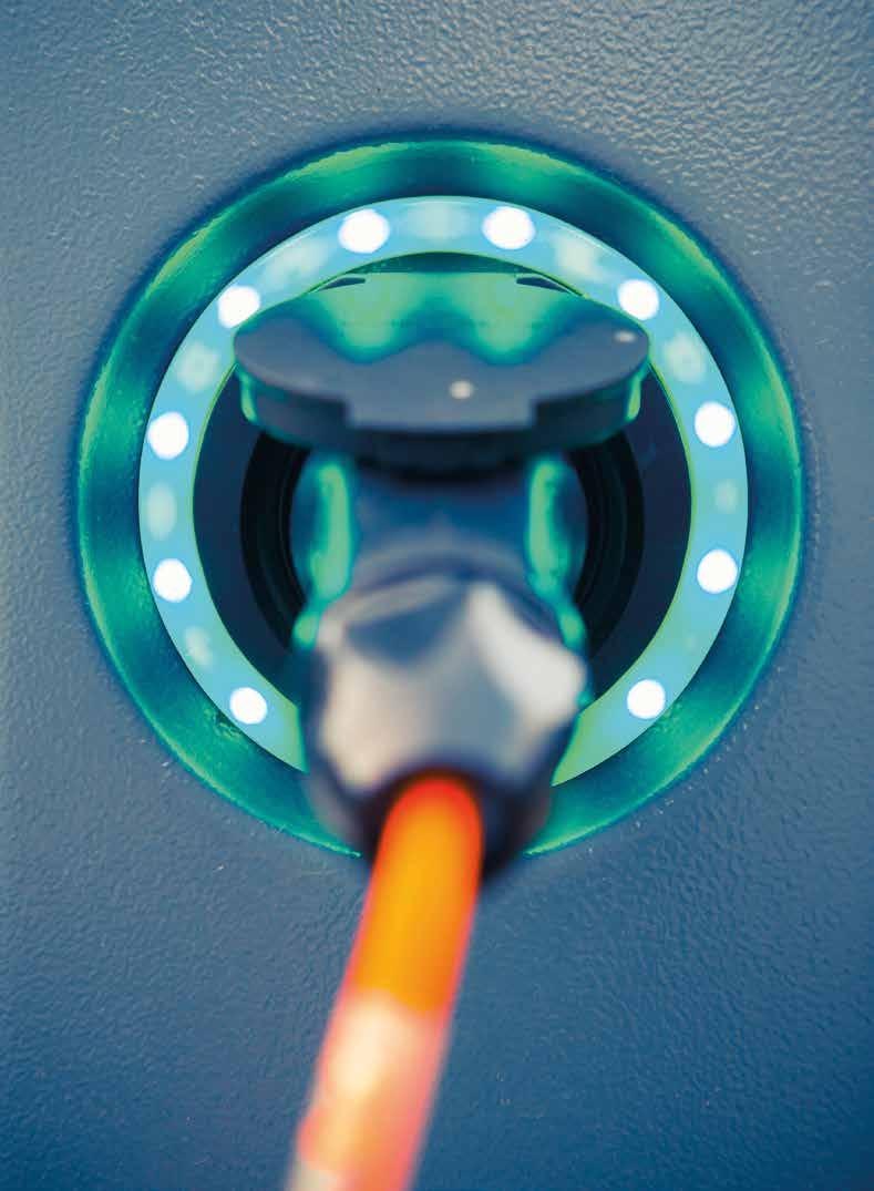 INNOWACYJNOŚĆ I ELEKTROMOBILNOŚĆ INNOWACYJNOŚĆ I ELEKTROMOBILNOŚĆ PGE Dystrybucja, zdając sobie sprawę, że realizacja projektów innowacyjnych wiąże się z transferem wiedzy pomiędzy praktyką i teorią,
