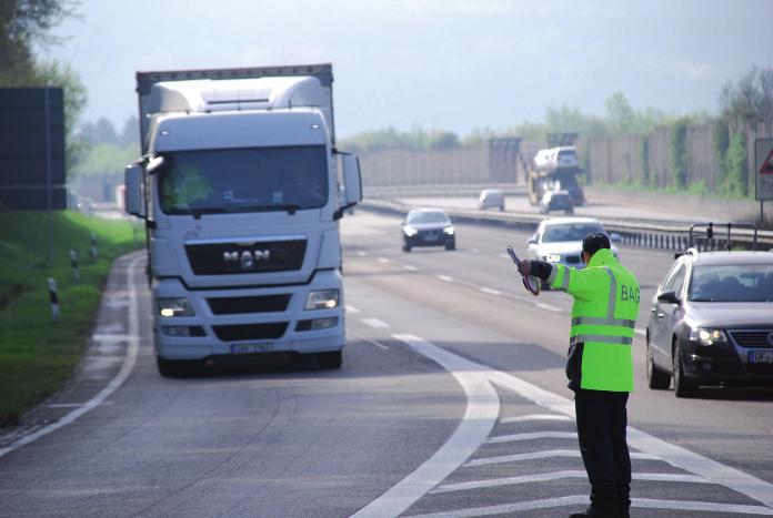 Zadania i uprawnienia W ramach kontroli na drogach Federalny Urząd ds. Transportu Towarowego sprawdza zgodnie z 11 ust. 2 niem.