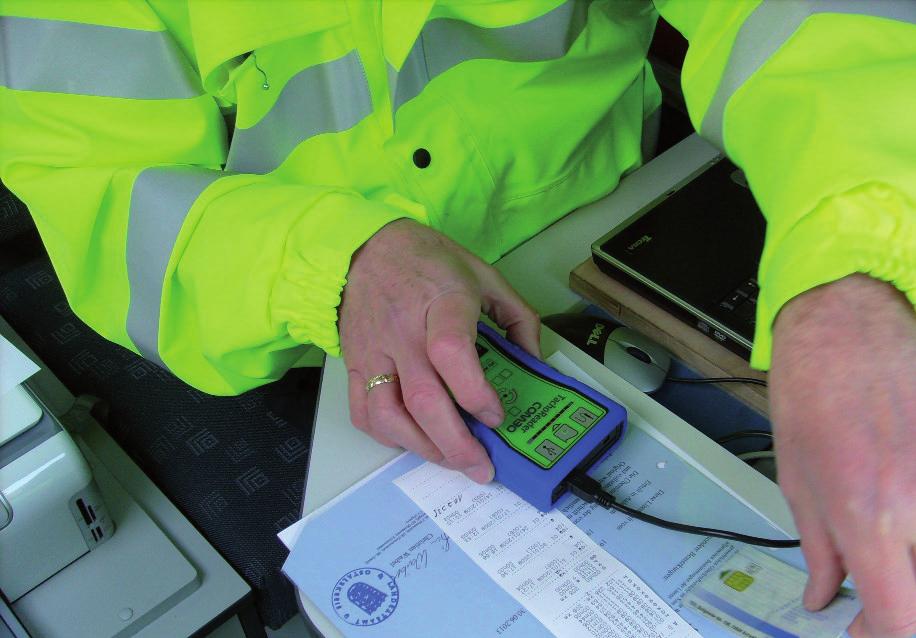 Obowiązek wyposażenia w tachograf Pojazdy samochodowe podlegające przepisom dotyczącym załóg pojaz dów silnikowych o dopuszczalnej masie całkowitej wyższej niż 3,5 t muszą być wyposażone w cyfrowe