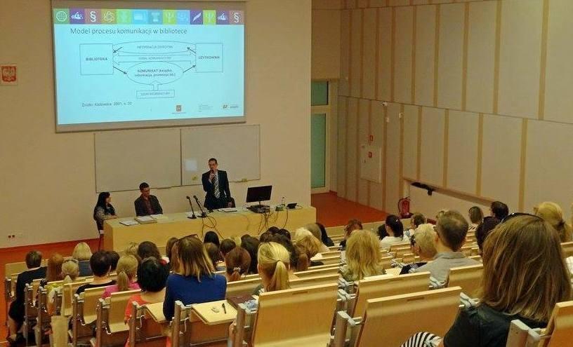 G r z e g o r z C z a p n i k która omówiła liczne inicjatywy, podejmowane w ostatnim czasie dla środowiska łódzkich bibliotekarzy wraz z łódzkim oddziałem SBP i pozostałymi organizatorami.