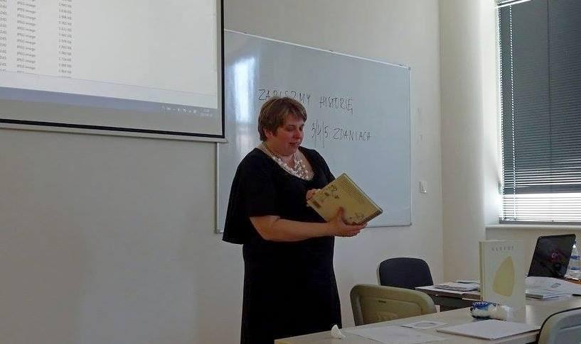 K o n f e r e n c j a K o m u n i k a c j a w b i b l i o t e c e komunikację, dostosowywać ją do konkretnego klienta usług bibliotecznych, a także wykraczać z nią poza mury własnej biblioteki w celu
