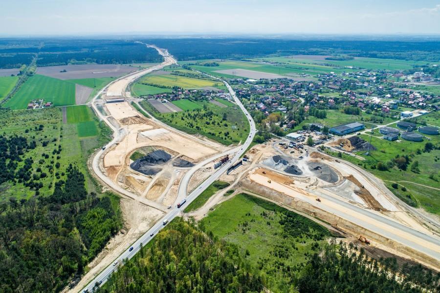 REALIZACJE most na wyspę Karsibór(Polimex-Mostostal, UW Service), nabrzeże dla gazowców (Konsorcjum MPB Jetty), terminal LNG (Saipem, Technit, PBG, Budimex, Pekabex,