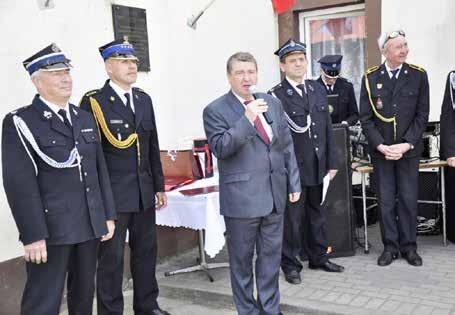 Ochotniczych Straży Pożarnych gminy Tczew do uroczystego apelu z okazji Dnia Strażaka. Aby tradycji stało się zadość, prezes Julian Grygolec wręczył figurę św.