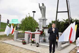 goście i mieszkańcy Śliwin. Dzięki zaangażowaniu mieszkańców Śliwin pod przewodnictwem Pani Kingi Tobolskiej -przewodniczącej KGW Śliwiny oraz przedstawiciela prawnego KGW p.