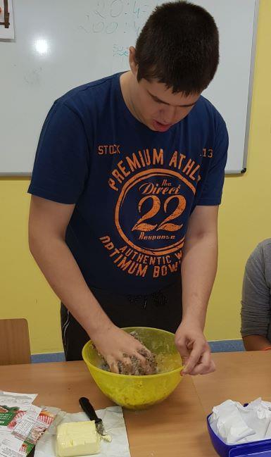 Piernikowe prezenty Pierwsze tygodnie grudnia wolontariusze z opiekunami ze szkoły podstawowej